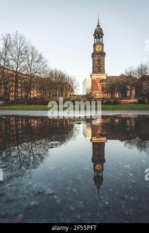 Germania, Amburgo, Chiesa di San Michaels che riflette in acqua Foto Stock