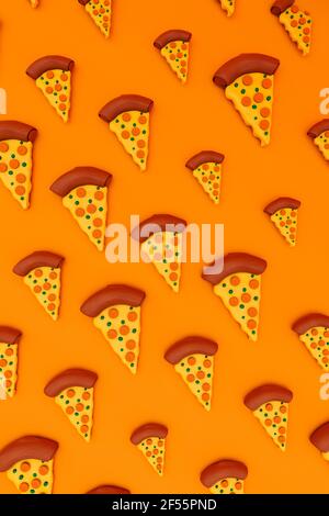 Rappresentazione tridimensionale delle fette di pizza su sfondo arancione Foto Stock