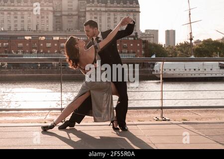 Ballerini di Tango maschili e femminili che praticano sul molo durante l'estate Foto Stock