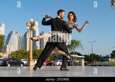 Ballerini uomini e donne sicuri che praticano sul sentiero contro il blu cielo Foto Stock