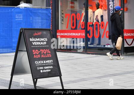 Monaco, Germania. 23 marzo 2021. Foto oggetto: Shopping, Shopping Clicca e incontra a Monaco, appuntamento shopping, accesso e shopping dopo aver fatto un appuntamento, i clienti sono autorizzati a fare acquisti nel negozio. Appuntamenti, registrati. Un display, segno di fronte a un negozio a Monaco con la nota per fare un appuntamento on-line fare clic e incontrare, VENDITA DI LIQUIDAZIONE, 50-70% di sconto su tutto, vendita, vendita di evacuazione totale, abbandono aziendale. | utilizzo in tutto il mondo credito: dpa/Alamy Live News Foto Stock