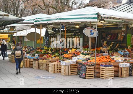 Obbligo di mascheratura nelle zone pedonali di Monaco il 23 marzo 2021. Solo poche persone girovagano intorno con maschere facciali, maschere sul Viktualienmarkt, bancarelle, bancarella di frutta, bancarella di verdure. | utilizzo in tutto il mondo Foto Stock