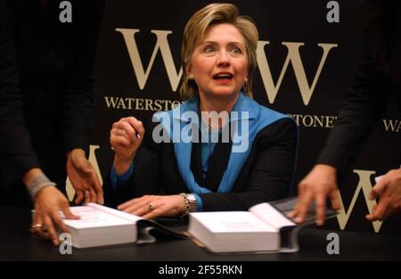 HILARY CLINTON SOSPIRA COPIE DEL SUO LIBRO A WATERSTONES IN PICCADILLY.3/7/03 PILSTON Foto Stock