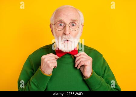 Foto di bell'uomo maturo impresso le braccia del pullover tie occhiali grandi occhi isolato sfondo giallo Foto Stock