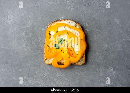 Panini vegetariani sani con verdure - pepe giallo. Crema di formaggio e micrograni Foto Stock