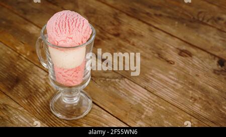 Gelato alla fragola e alla vaniglia in un bicchiere Foto Stock
