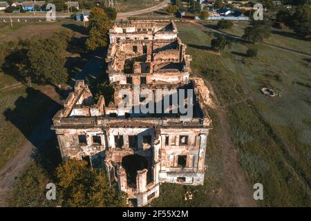 Paesaggio fotografico con rovine medievali Dubiecki maniero situato villaggio Vasylivka. Regione di Odessa, Ucraina, riprese di droni. Foto Stock