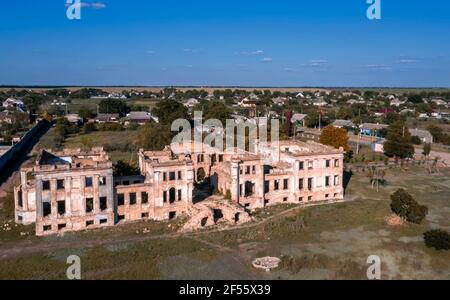 Foto di paesaggio con rovine medievali Dubiecki maniero situato villaggio Vasylivka. Regione di Odessa, Ucraina Foto Stock