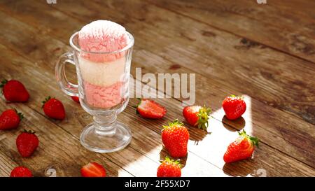 Gelato alla fragola e alla vaniglia in un bicchiere Foto Stock