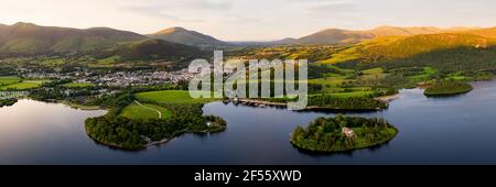 Panorama aereo su Derwentwater e Keswick nel Distretto dei Laghi Foto Stock