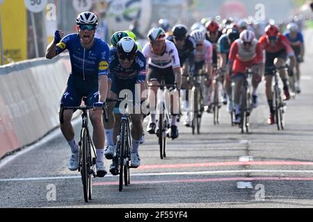 Irish Sam Bennett di Deceuninck - Quick-Step celebra mentre attraversa il traguardo per vincere la classica gara maschile del tour mondiale, Brugge - Foto Stock