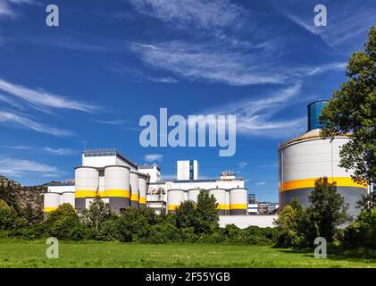 Esterno di una cementeria nel Nord Italia. Architettura industriale contemporanea Foto Stock