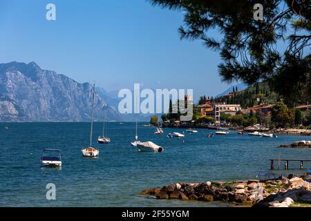 Imbarcazioni da diporto ormeggiate vicino alla località turistica sulla sponda orientale del Lago di Garda nel Nord Italia. Il Lago di Garda è il più grande lago d'Italia ed è una meta molto apprezzata Foto Stock