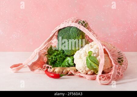 Frutta Verdura in maglia riutilizzabili sacchetto di cotone, plastica libera zero rifiuti Nozione Foto Stock