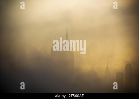 Midtown Manhattan attraverso la nebbia mattutina Foto Stock