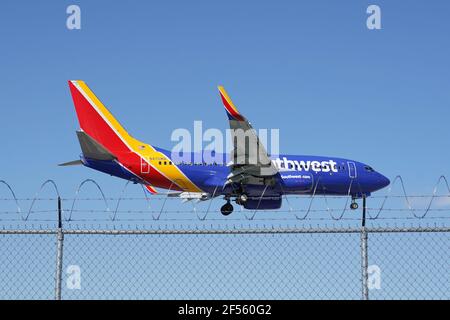 Un aeromobile a doppio getto Southwest Airlines Boeing 737-700 registrato N47OWN atterra all'aeroporto di Hollywood Burbank, martedì 24 marzo 2021, a Burbank, Foto Stock
