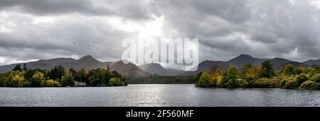 Panorama di Dewentwater e Catbells nel Distretto dei Laghi in Autunno Foto Stock