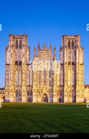 Il fronte ovest della Cattedrale di Wells al crepuscolo, Wells, Somerset UK Foto Stock