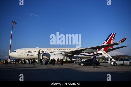 L'aereo che porta il Principe di Galles e la Duchessa di Cornovaglia arriva all'aeroporto internazionale di Atene in Grecia per una visita di due giorni per celebrare il bicentenario dell'indipendenza greca. Data immagine: Mercoledì 24 marzo 2021. Foto Stock