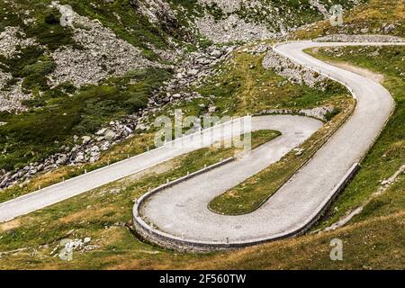 Strada tortuosa di Tremola San Gottardo in montagna, Passo del Gottardo, Ticino, Svizzera Foto Stock