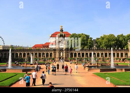 Dresda, Germania - 15 settembre 2020: Visita al Museo Zwinger di Dresda in una giornata di sole a settembre. Foto Stock