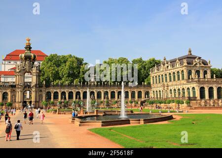 Dresda, Germania - 15 settembre 2020: Visita al Museo Zwinger di Dresda in una giornata di sole a settembre. Foto Stock