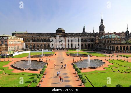 Dresda, Germania - 15 settembre 2020: Visita al Museo Zwinger di Dresda in una giornata di sole a settembre. Foto Stock