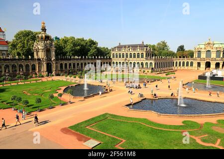 Dresda, Germania - 15 settembre 2020: Visita al Museo Zwinger di Dresda in una giornata di sole a settembre. Foto Stock