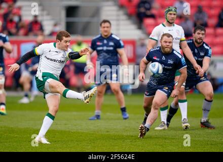 Londra Irish Fly-Half Paddy Jackson libera il pallone durante una partita di rugby Union del Gallagher Premiership Round 14, domenica 21 marzo 2021, a Eccles, Uniti Foto Stock