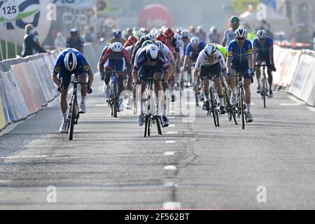 Irlandese Sam Bennett di Deceuninck - Quick-Step (L) vince prima Belga Jasper Philipsen di Alpecin-Fenix (C) lo sprint al finale dell'elite maschile Foto Stock