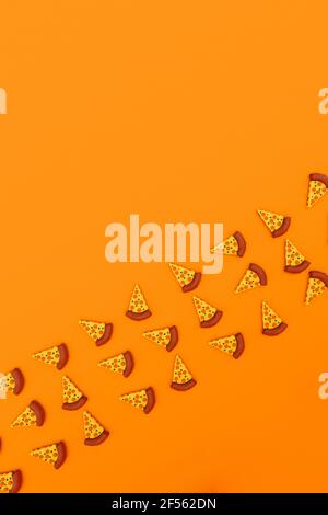 Rappresentazione tridimensionale delle fette di pizza su sfondo arancione Foto Stock