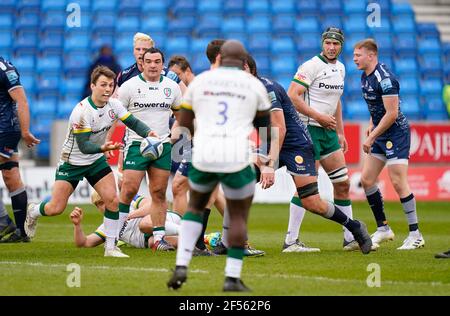 London Irish Scrum-Half ben Meehan passa al Prop Lovejoy Chwatama durante una partita di rugby Union del 14 del Gallagher Premiership Round, domenica 21 marzo 2021, i Foto Stock