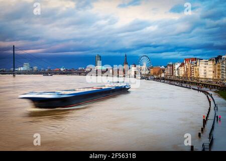 Germania, Renania Settentrionale-Vestfalia, Dusseldorf, battello fluviale ad alta marea sul Reno Foto Stock