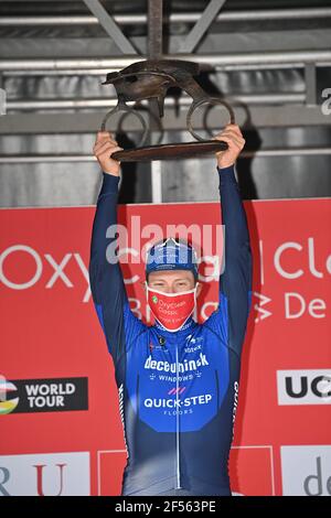 Irish Sam Bennett di Deceuninck - Quick-Step festeggia sul podio con il trofeo dopo aver vinto la gara classica d'élite maschile del World tour, Fr Foto Stock