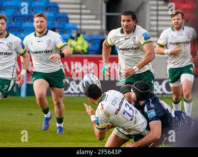 London Irish Center Curtis Rona scarica la palla per bloccare Steve Mafi durante un Gallagher Premiership Round 14 Rugby Union match, domenica 21 marzo 2021, Foto Stock