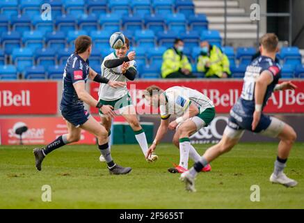 Londra Irish Fly-Half Paddy Jackson lancia un lungo passo durante una partita di rugby Union del Gallagher Premiership Round 14, domenica 21 marzo 2021, a Eccles, Uni Foto Stock