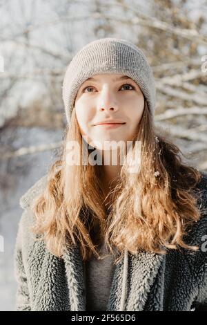 Ritratto di bella ragazza adolescente che indossa cappello a maglia Foto Stock