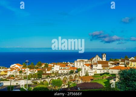 La città con la chiesa e il ponte di Nordeste, che è il centro della zona nord-orientale sull'isola di Sao Miguel, Azzorre. Foto Stock