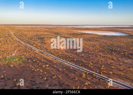 Australia, Australia del Sud, Vista aerea della Stuart Highway nell'area del Lago Hart Foto Stock