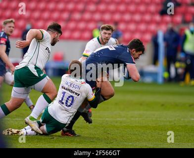 Londra Irish Fly-Half Paddy Jackson si aggrappò al fiancher di squali Cameron Neild durante una partita di rugby Union del 14, domenica, M. Foto Stock