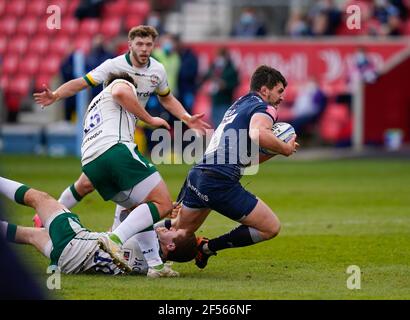 Londra Irish Fly-Half Paddy Jackson si aggrappò al fiancher di squali Cameron Neild durante una partita di rugby Union del 14, domenica, M. Foto Stock