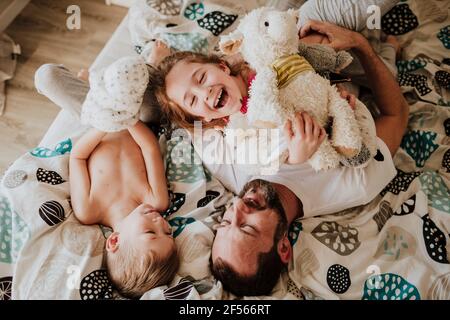 Il padre dormiva con la figlia e il figlio a letto a casa Foto Stock