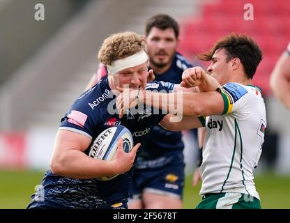 Vendita Sharks Ross Harrison conduce con il suo braccio a Londra Irish Nick Phipps che gli guadagna una carta gialla durante un Gallagher Premiership Round 14 Rugby uni Foto Stock