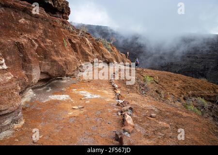 Donna anziana trekking lungo il sentiero in Barranco de la Negra Foto Stock