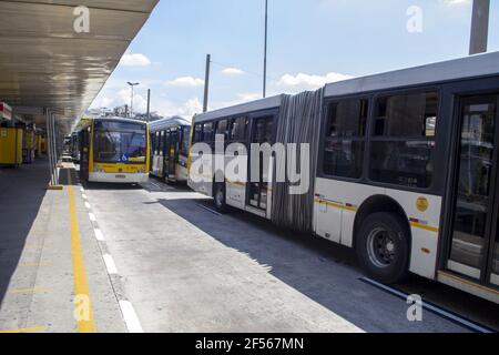 San Paolo, San Paolo, Brasile. 24 Marzo 2021. (INT) sciopero generale di autisti e conduttori pubblici di autobus a Sao Paulo. 24 marzo 2021, San Paolo, Brasile: C'è stata una fermata generale del servizio pubblico di autobus questo Mercoledì (24) in alcuni terminal degli autobus. La protesta si è svolta tra le 10:00 e le 12:00 e anche al Parque Dom Pedro Terminal.Credit: Leco Viana/Thenews2 Credit: LECO Viana/TheNEWS2/ZUMA Wire/Alamy Live News Foto Stock