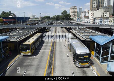 San Paolo, San Paolo, Brasile. 24 Marzo 2021. (INT) sciopero generale di autisti e conduttori pubblici di autobus a Sao Paulo. 24 marzo 2021, San Paolo, Brasile: C'è stata una fermata generale del servizio pubblico di autobus questo Mercoledì (24) in alcuni terminal degli autobus. La protesta si è svolta tra le 10:00 e le 12:00 e anche al Parque Dom Pedro Terminal.Credit: Leco Viana/Thenews2 Credit: LECO Viana/TheNEWS2/ZUMA Wire/Alamy Live News Foto Stock