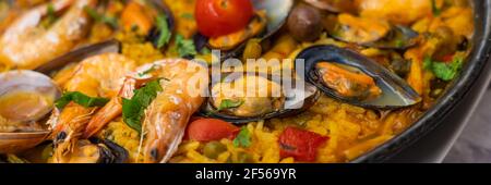 Pesce spagnolo Paella de Marisco, Paella Marinera con cozze, molluschi e scampis, vista panoramica Foto Stock