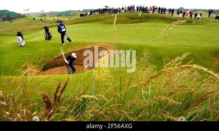 OPEN GOLF AL MUIRFIELD 17.7.2002 PETER BAKER CHE SI TEE PRIMO TOMMORO AL 13° VERDE 2° DI TRE PENTOLA FOTO BUNKER DAVID ASHDOWN.OPEN GOLF 2002 Foto Stock