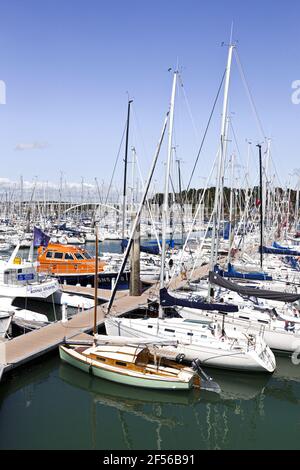 Barche nel porto turistico di la Trinite sur Mer, Bretagna, Francia Foto Stock