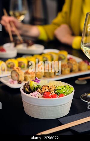 Cibo fresco sano servito in ciotola al tavolo nel ristorante Foto Stock